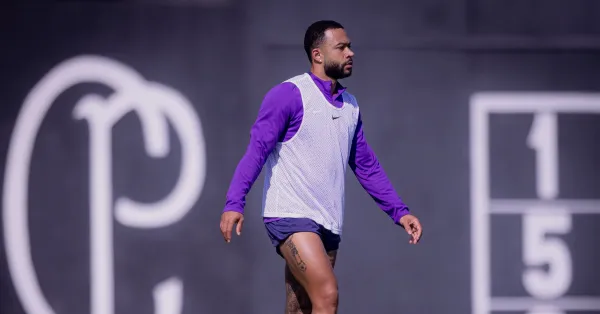 Depay no Corinthians: Dívidas Milionárias e a Polêmica Ausência