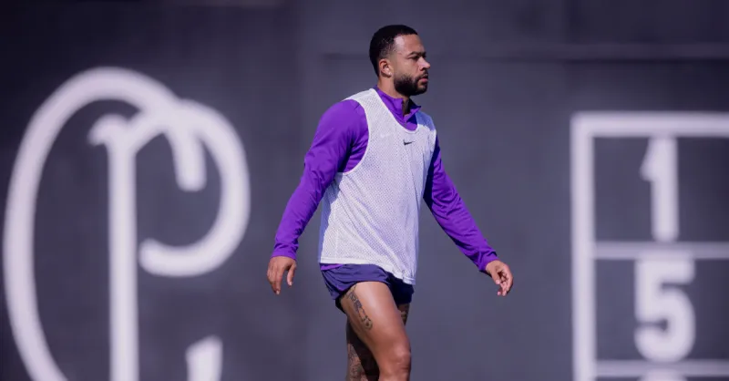 Depay no Corinthians: Dívidas Milionárias e a Polêmica Ausência